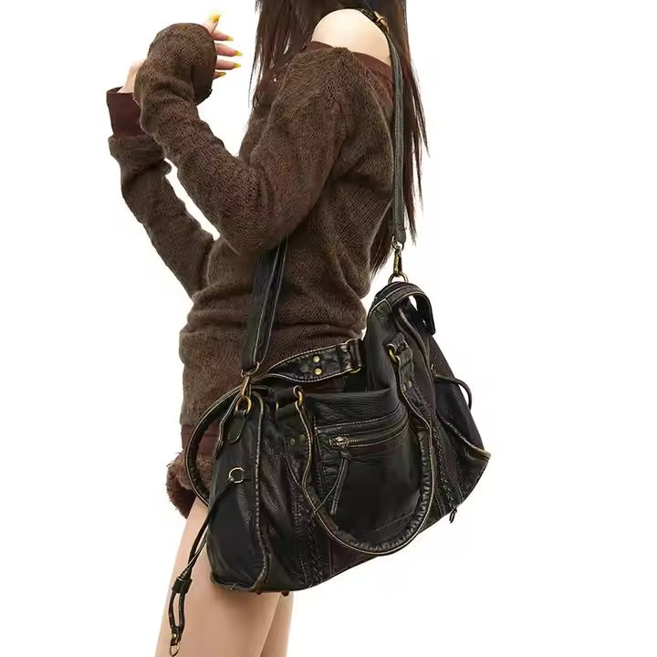 Ramenná taška z vegánskej kože s retro vzhľadom a pevnými detailmi