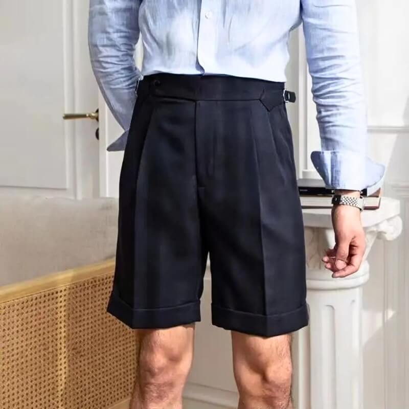 Modern, casual men's shorts in knee length