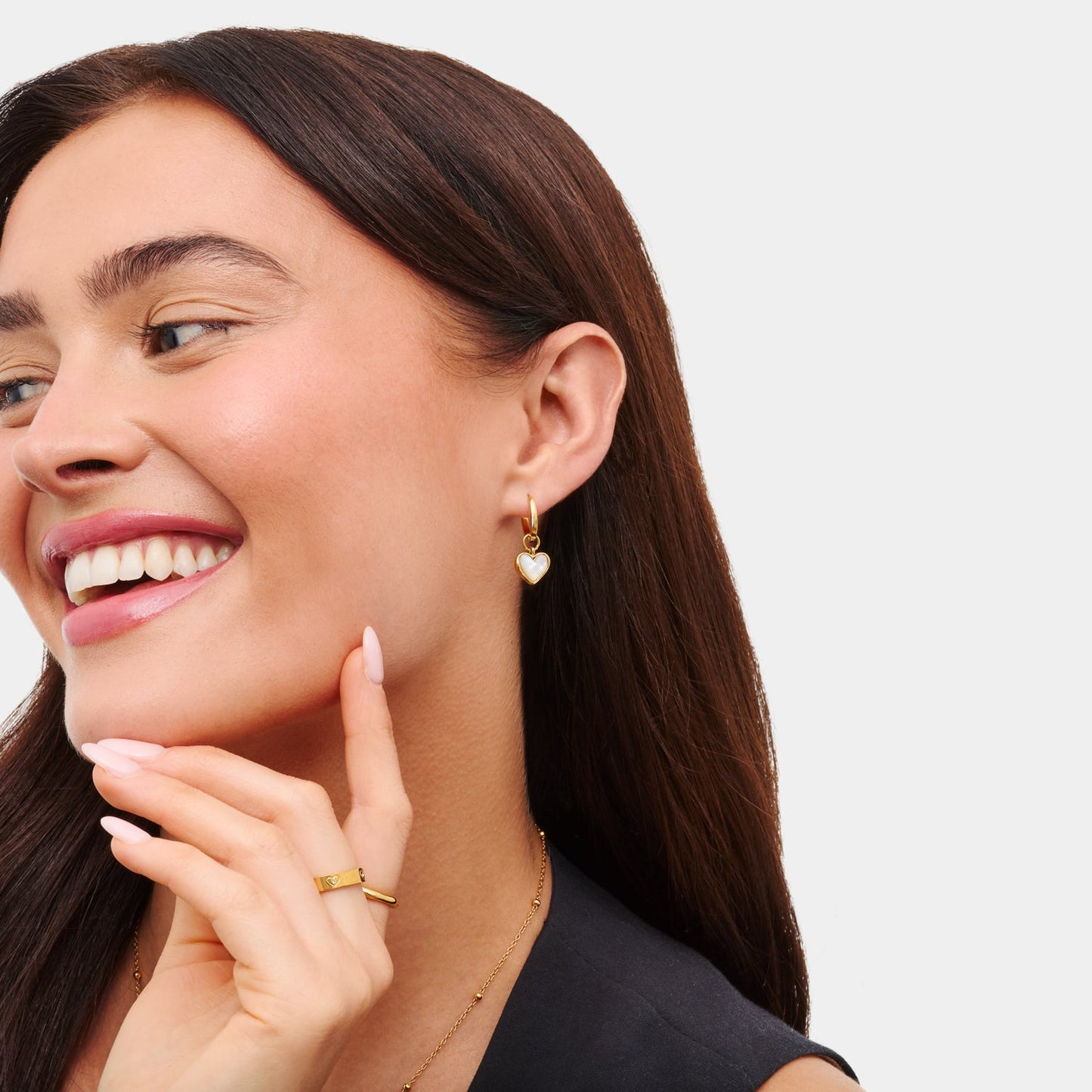 Biele quartzové náušnice v tvare srdca (zlaté)