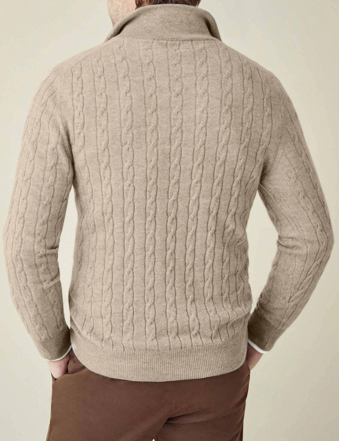 Stylischer Pullover mit Reißverschluss aus Kabelstrick