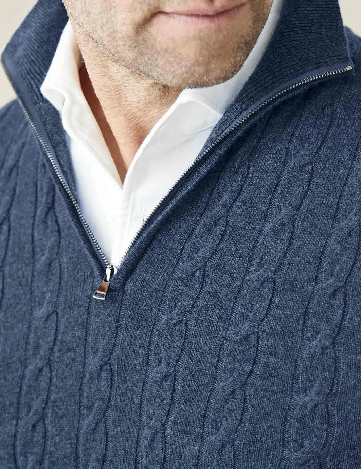 Stylischer Pullover mit Reißverschluss aus Kabelstrick