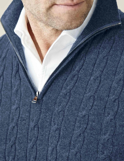 Stylischer Pullover mit Reißverschluss aus Kabelstrick
