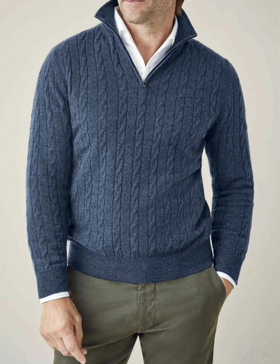 Stylischer Pullover mit Reißverschluss aus Kabelstrick