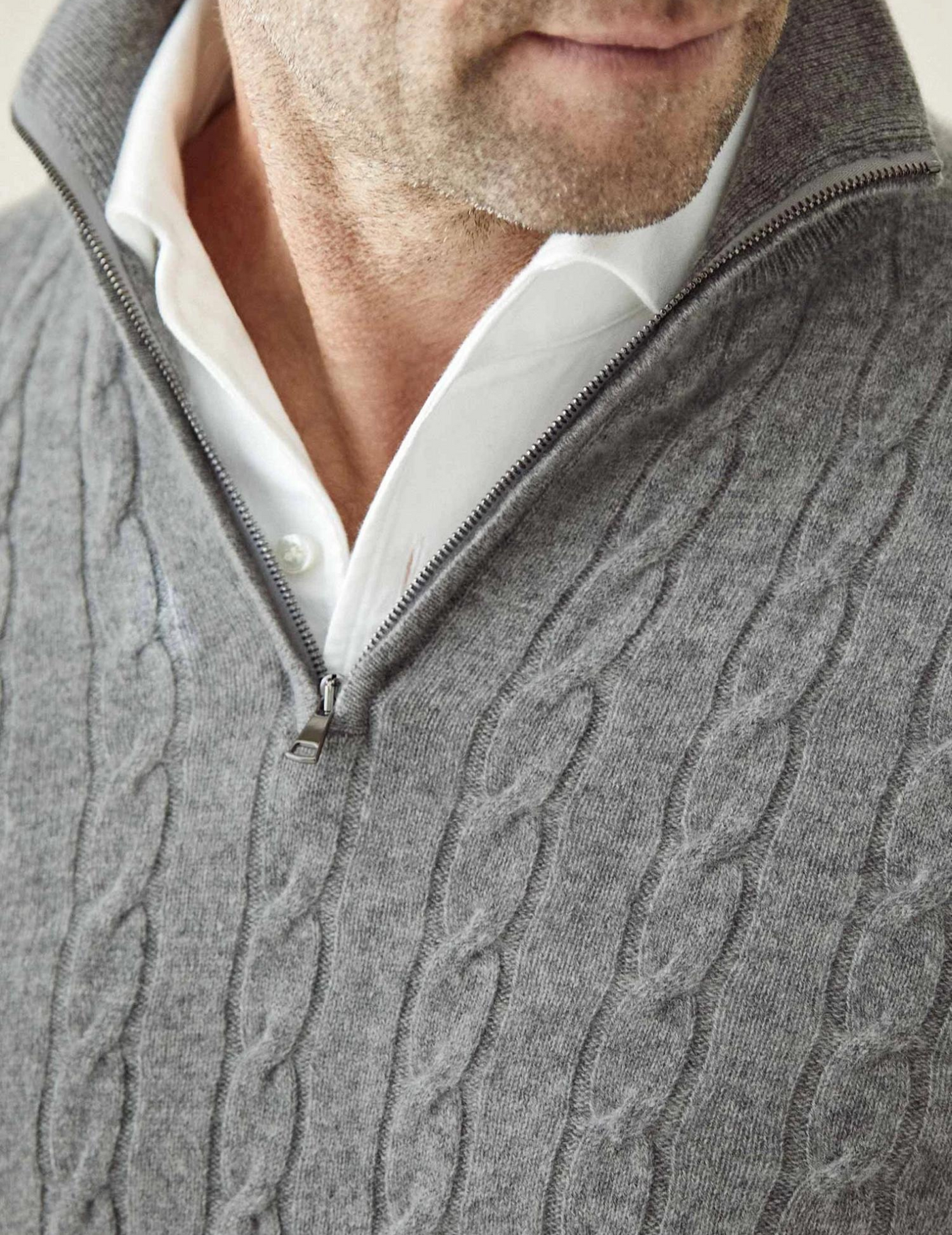 Stylischer Pullover mit Reißverschluss aus Kabelstrick