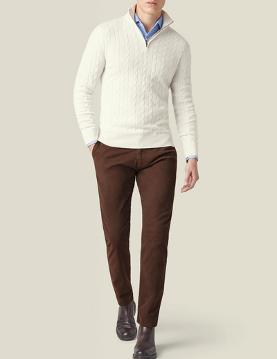 Stylischer Pullover mit Reißverschluss aus Kabelstrick