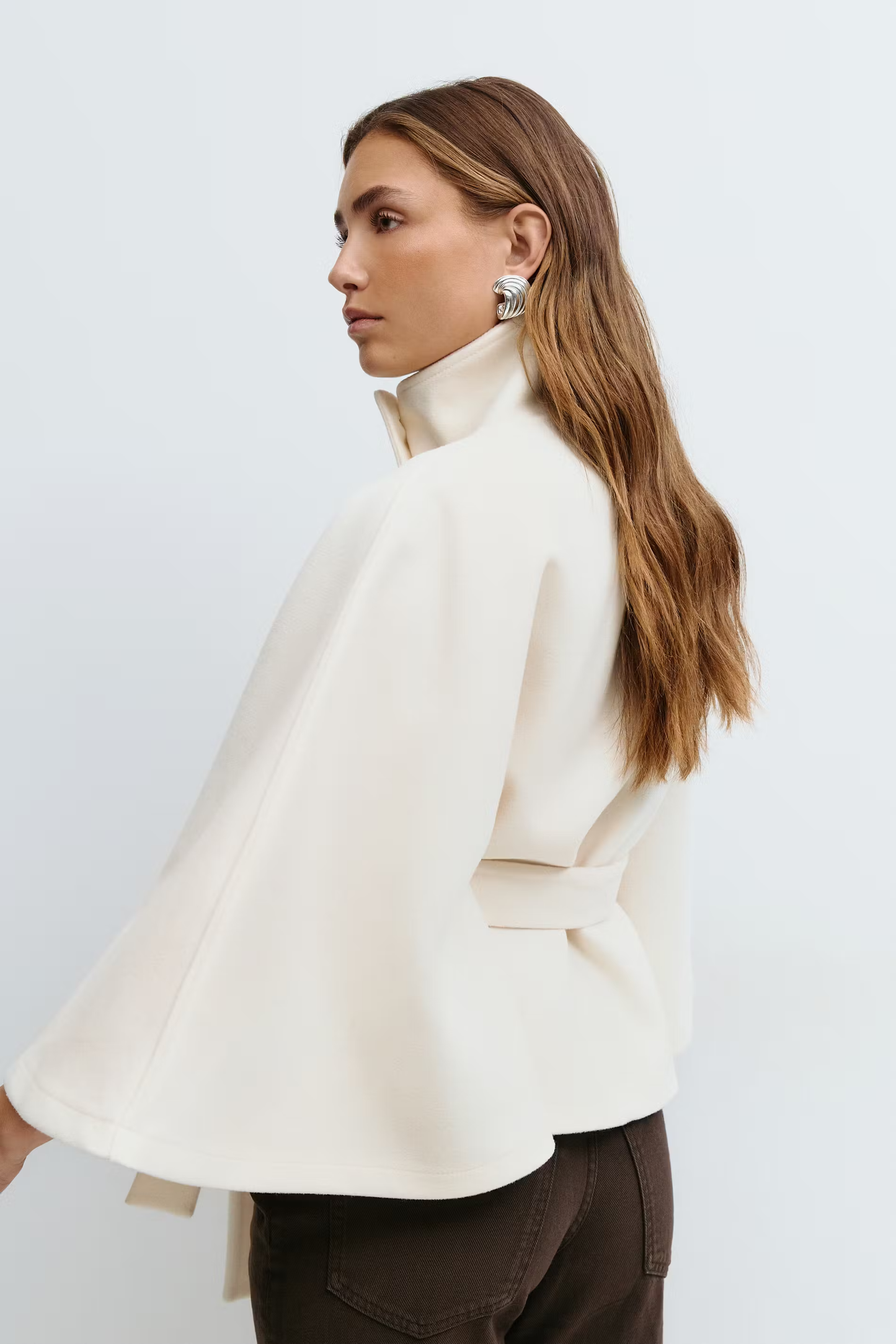 Manteau élégant pour femme avec ceinture et col montant