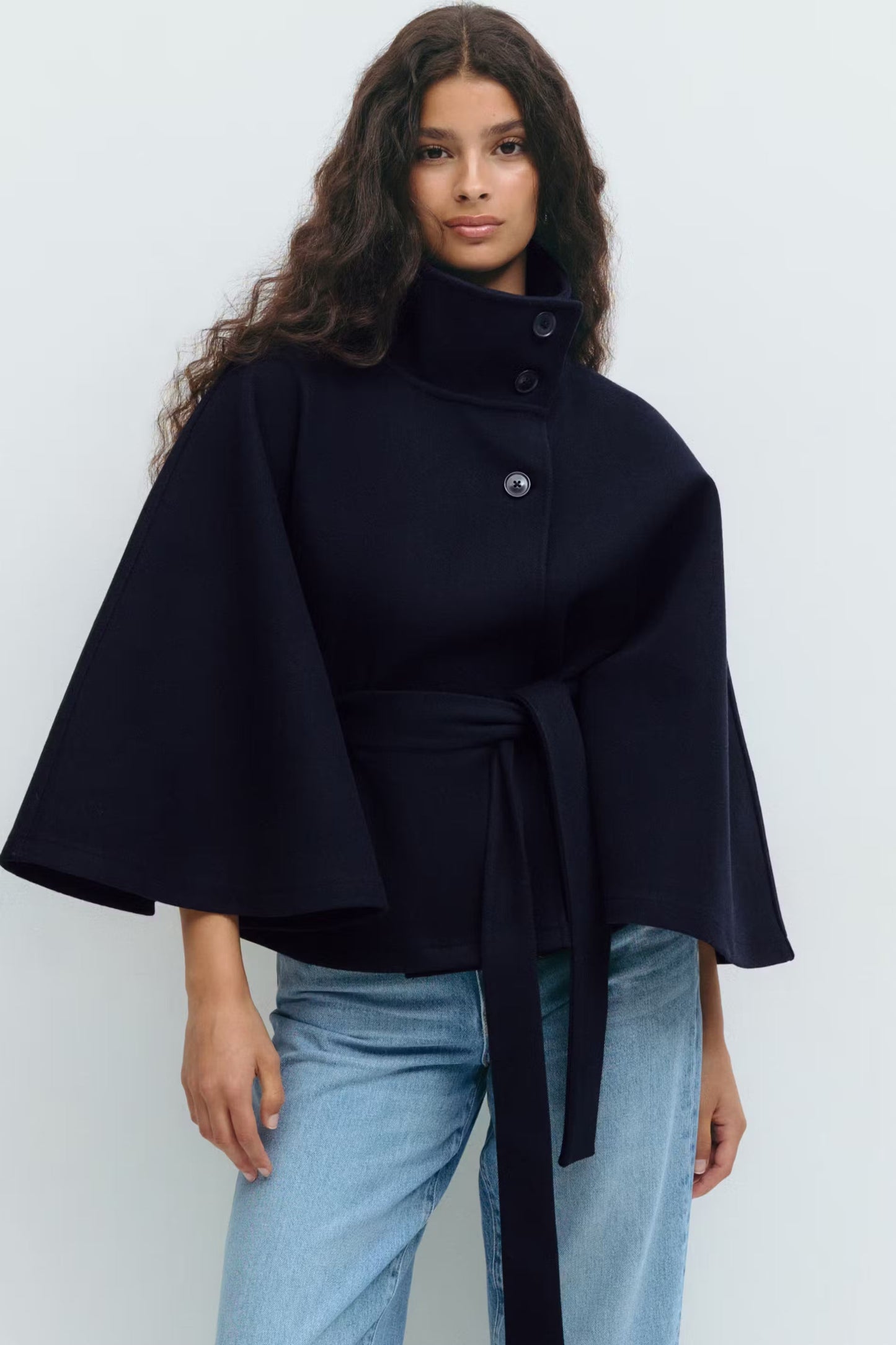 Manteau élégant pour femme avec ceinture et col montant