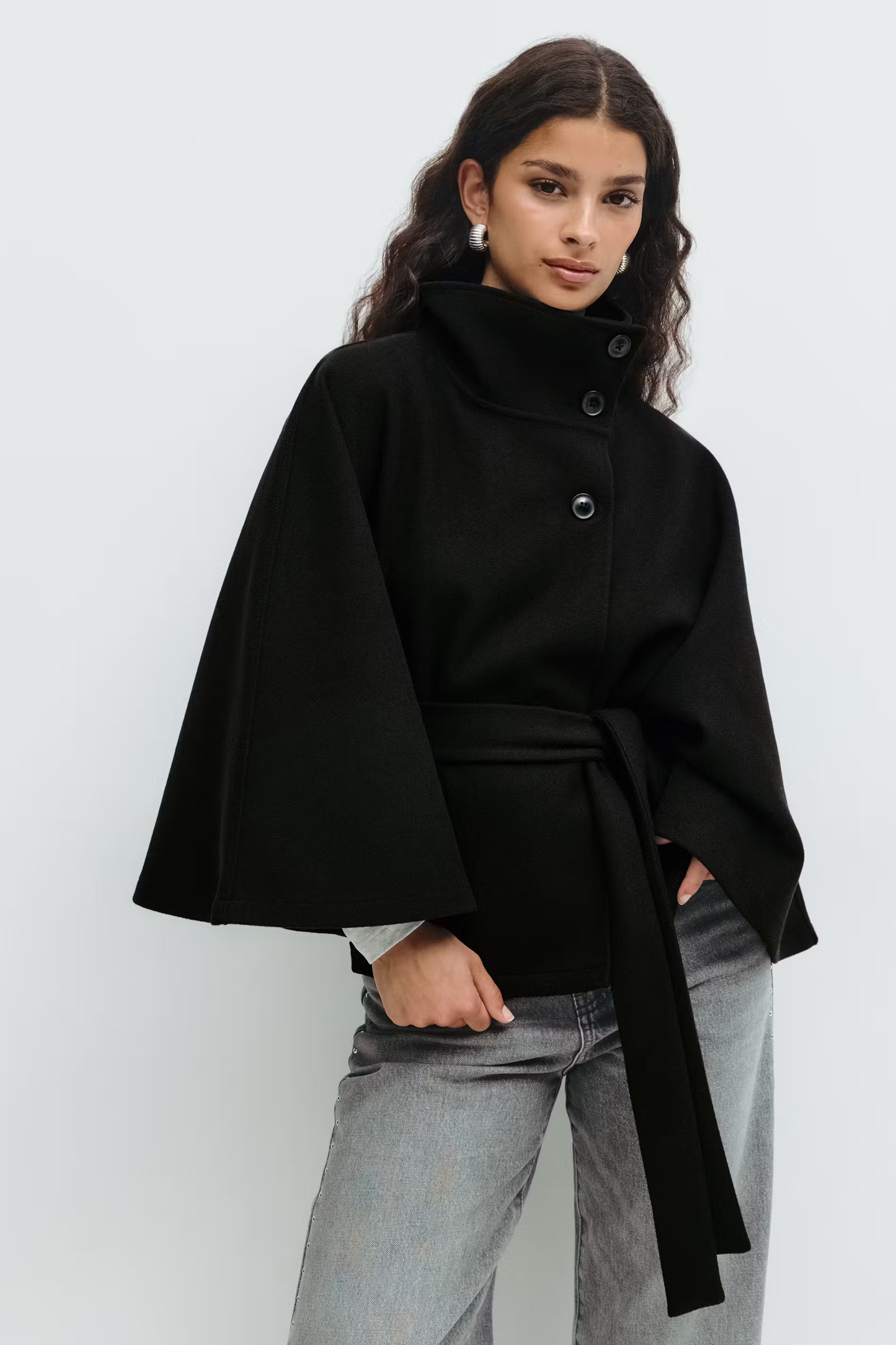 Manteau élégant pour femme avec ceinture et col montant