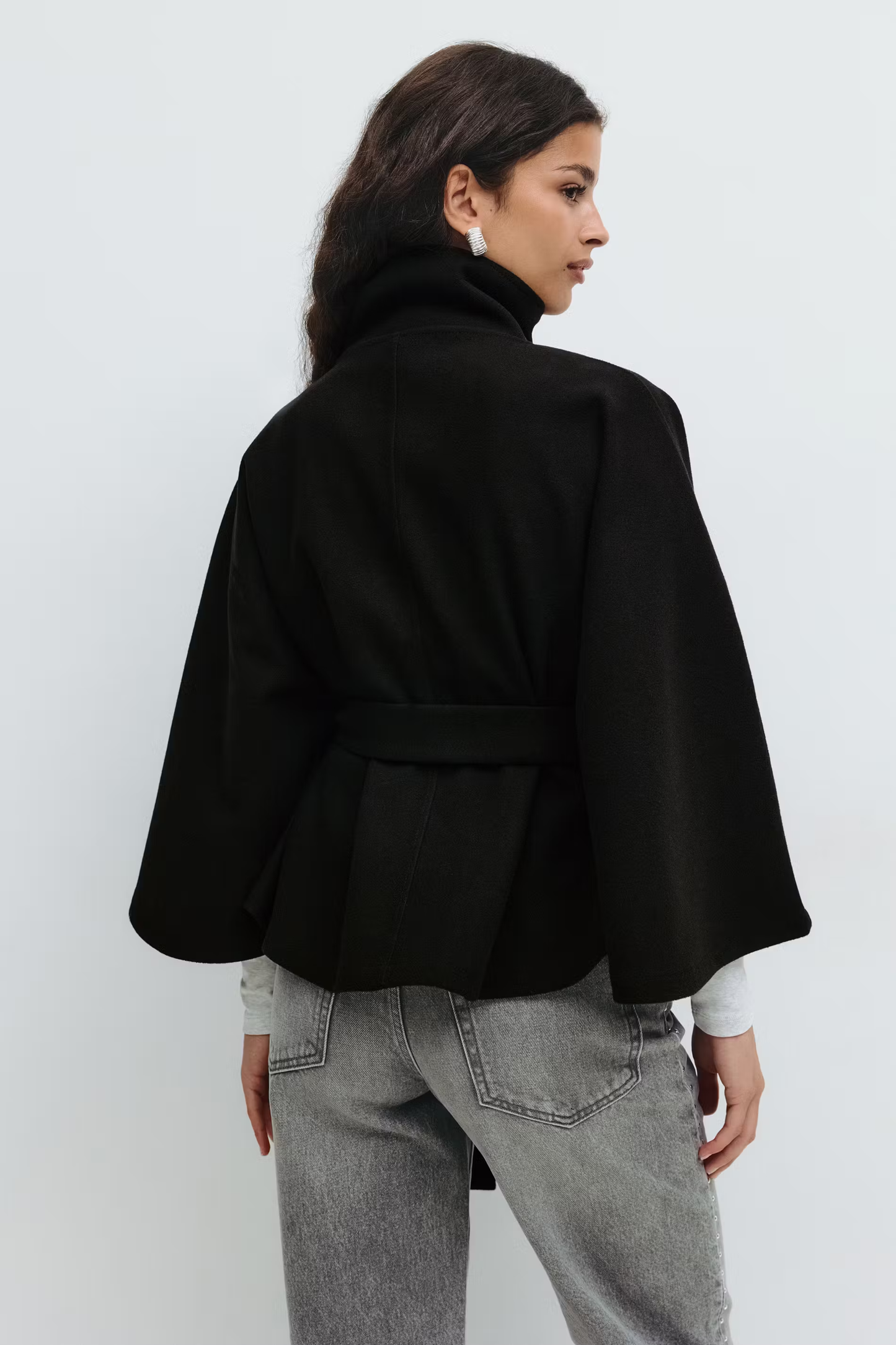 Manteau élégant pour femme avec ceinture et col montant
