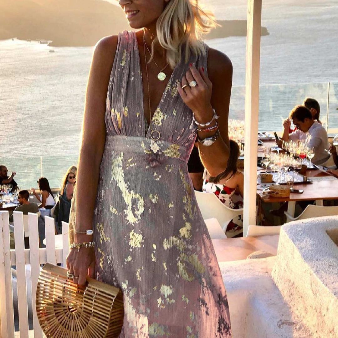 Albina - Hladké šaty s výstrihom do V a flitrovou výzdobou