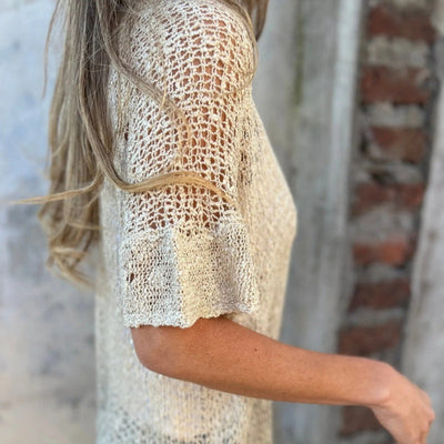 Paloma | Bluse mit V-Ausschnitt kurzen Ärmeln und Knopfdetail
