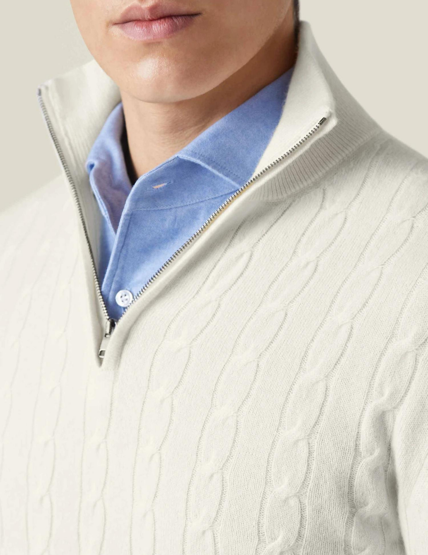 Stylischer Pullover mit Reißverschluss aus Kabelstrick