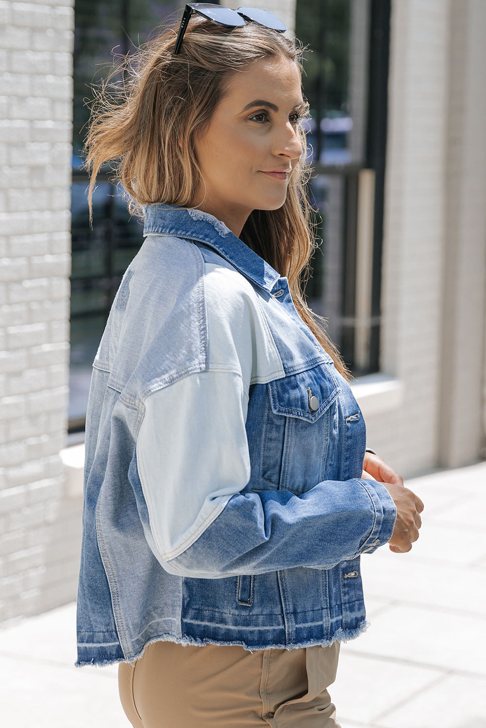 Stylische Jeansjacke mit Patchwork und ausgefranstem Saum - Damen
