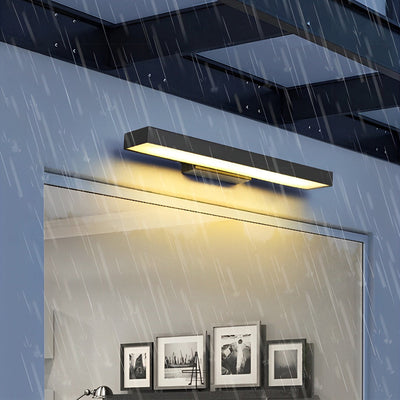 Aplique de pared para exterior fabricado en acero inoxidable negro.