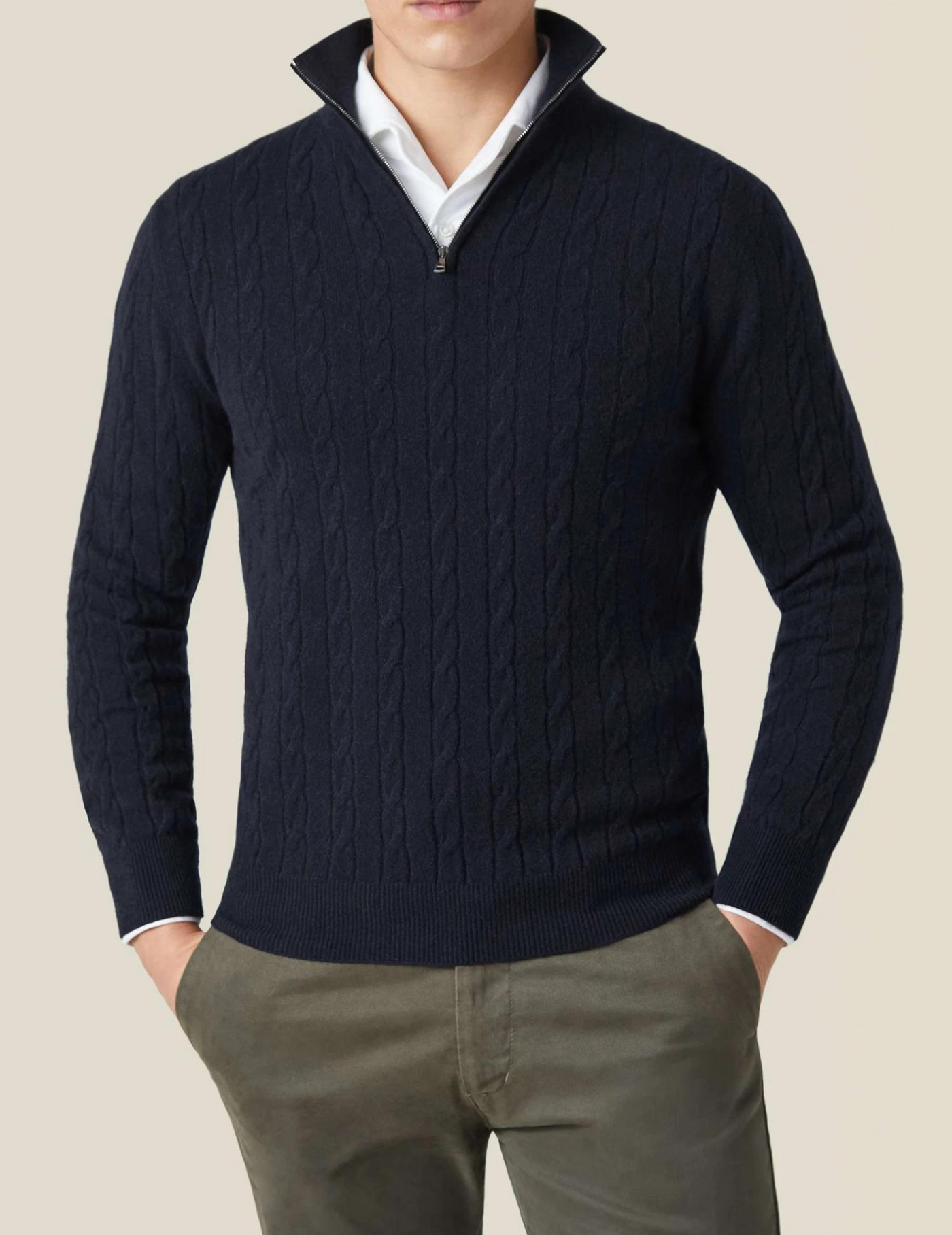 Stylischer Pullover mit Reißverschluss aus Kabelstrick
