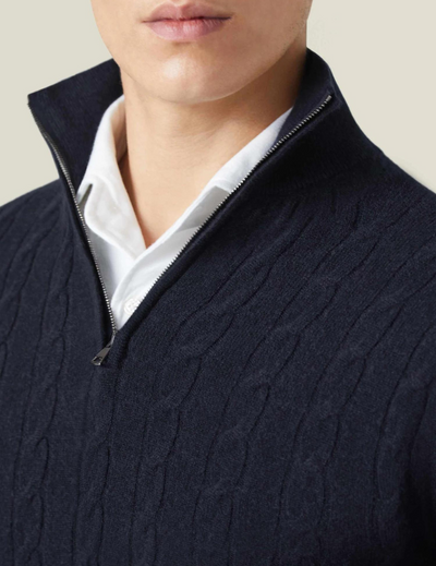 Stylischer Pullover mit Reißverschluss aus Kabelstrick