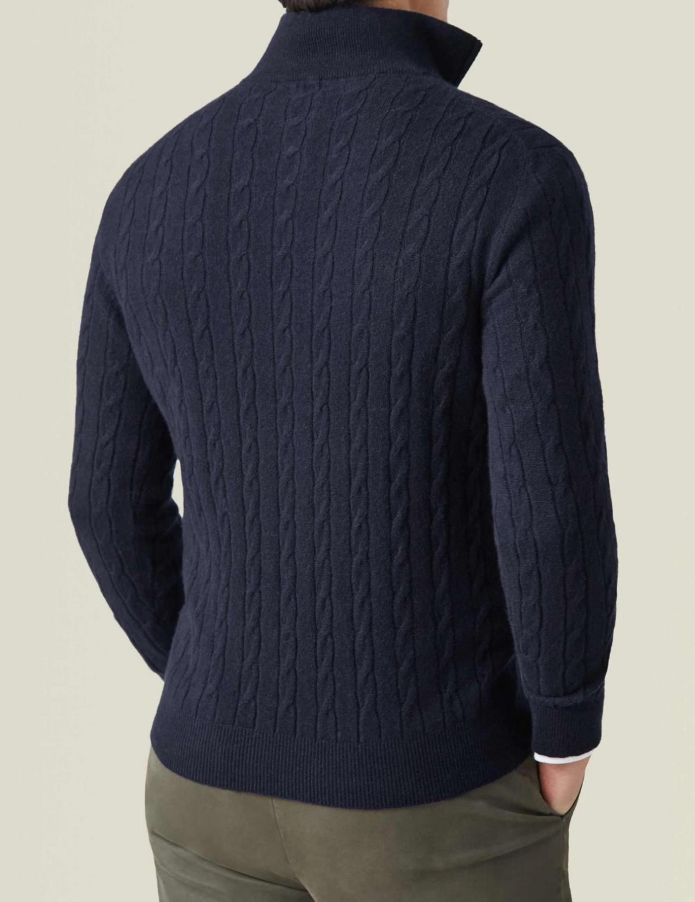 Stylischer Pullover mit Reißverschluss aus Kabelstrick
