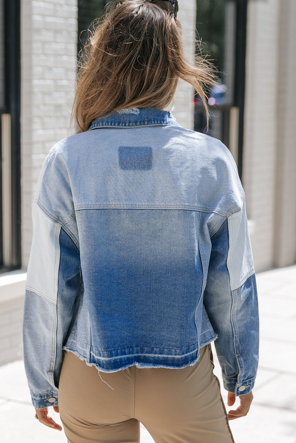 Stylische Jeansjacke mit Patchwork und ausgefranstem Saum - Damen
