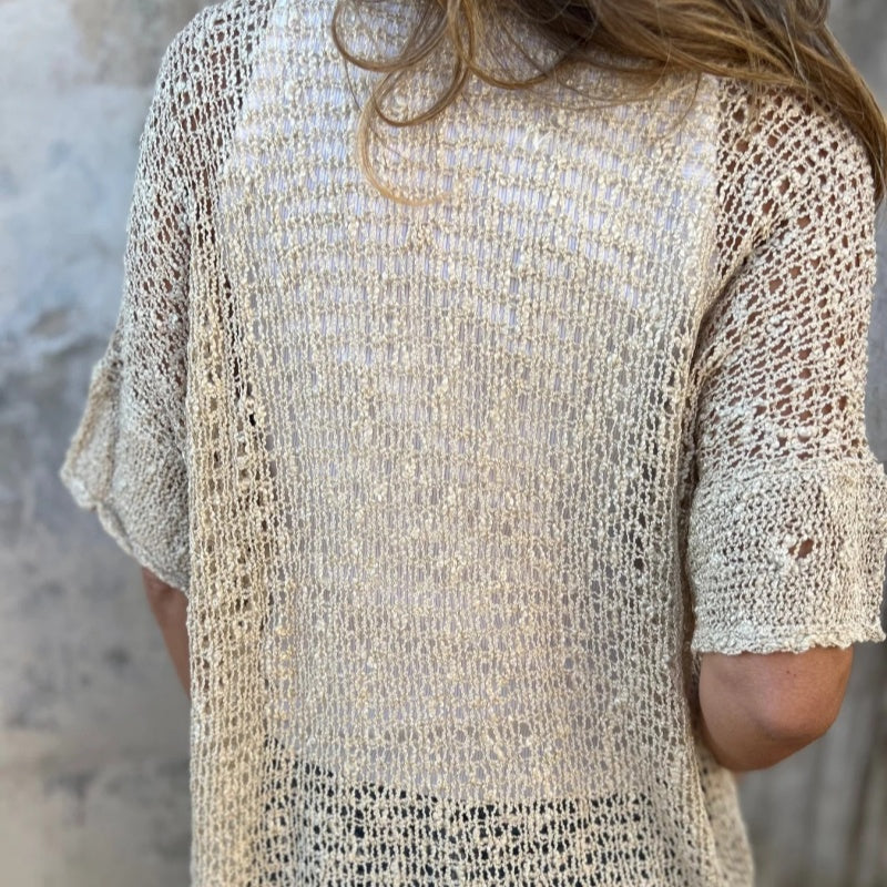 Paloma | Bluse mit V-Ausschnitt kurzen Ärmeln und Knopfdetail