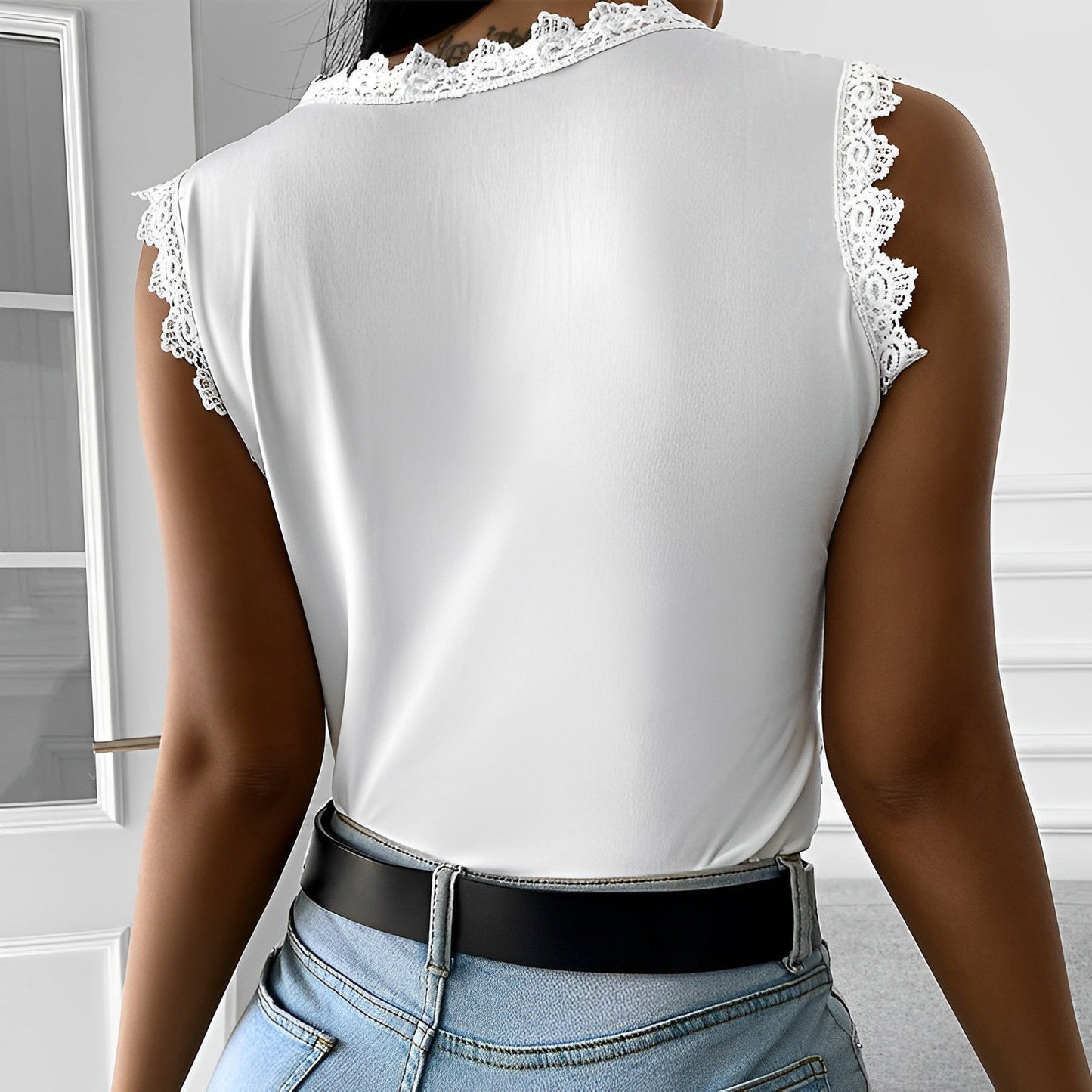 Intricata blusa senza maniche in pizzo