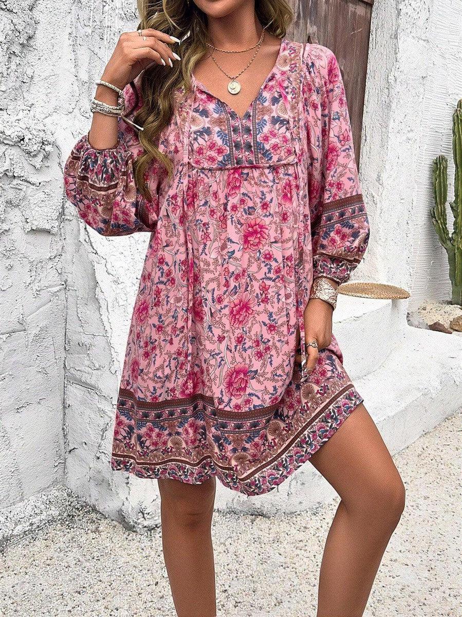 Roztomilé minišaty s výstrihom do V