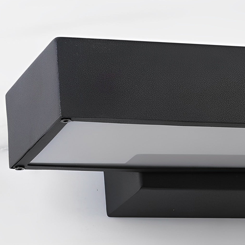 Aplique de pared para exterior fabricado en acero inoxidable negro.