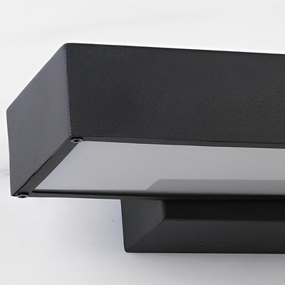 Aplique de pared para exterior fabricado en acero inoxidable negro.