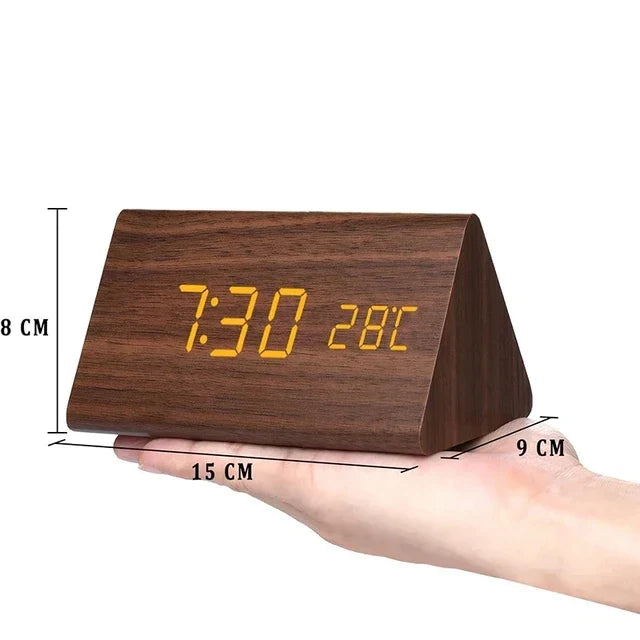 Reloj despertador digital de madera: pantalla LED, control por voz, brillo ajustable.