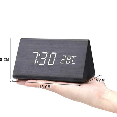 Reloj despertador digital de madera: pantalla LED, control por voz, brillo ajustable.