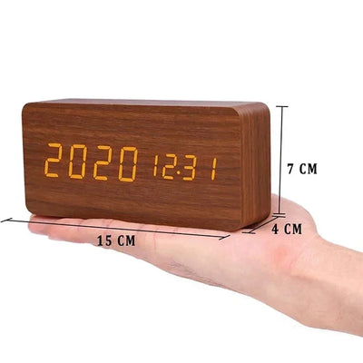 Reloj despertador digital de madera: pantalla LED, control por voz, brillo ajustable.