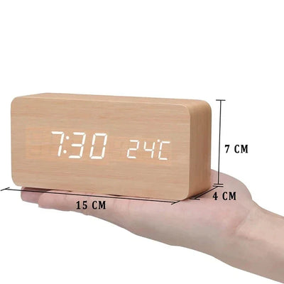 Reloj despertador digital de madera: pantalla LED, control por voz, brillo ajustable.