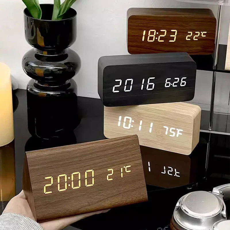 Reloj despertador digital de madera: pantalla LED, control por voz, brillo ajustable.