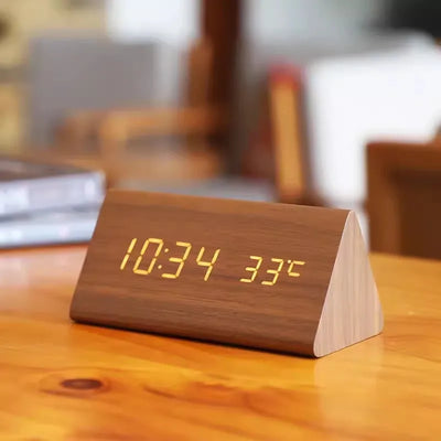 Reloj despertador digital de madera: pantalla LED, control por voz, brillo ajustable.