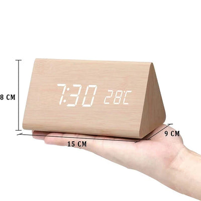Reloj despertador digital de madera: pantalla LED, control por voz, brillo ajustable.
