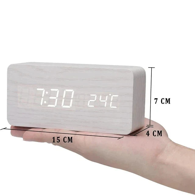 Reloj despertador digital de madera: pantalla LED, control por voz, brillo ajustable.