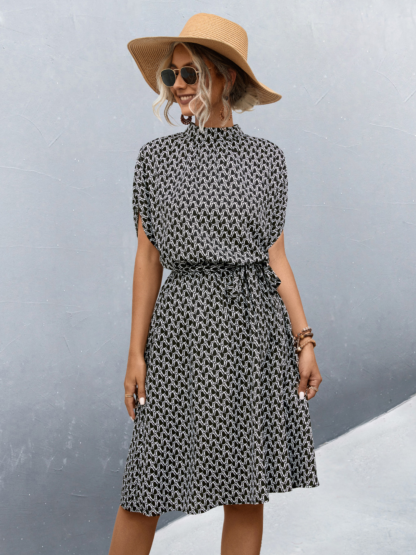 Šaty s celoplošnou potlačou a opaskom na jar a leto