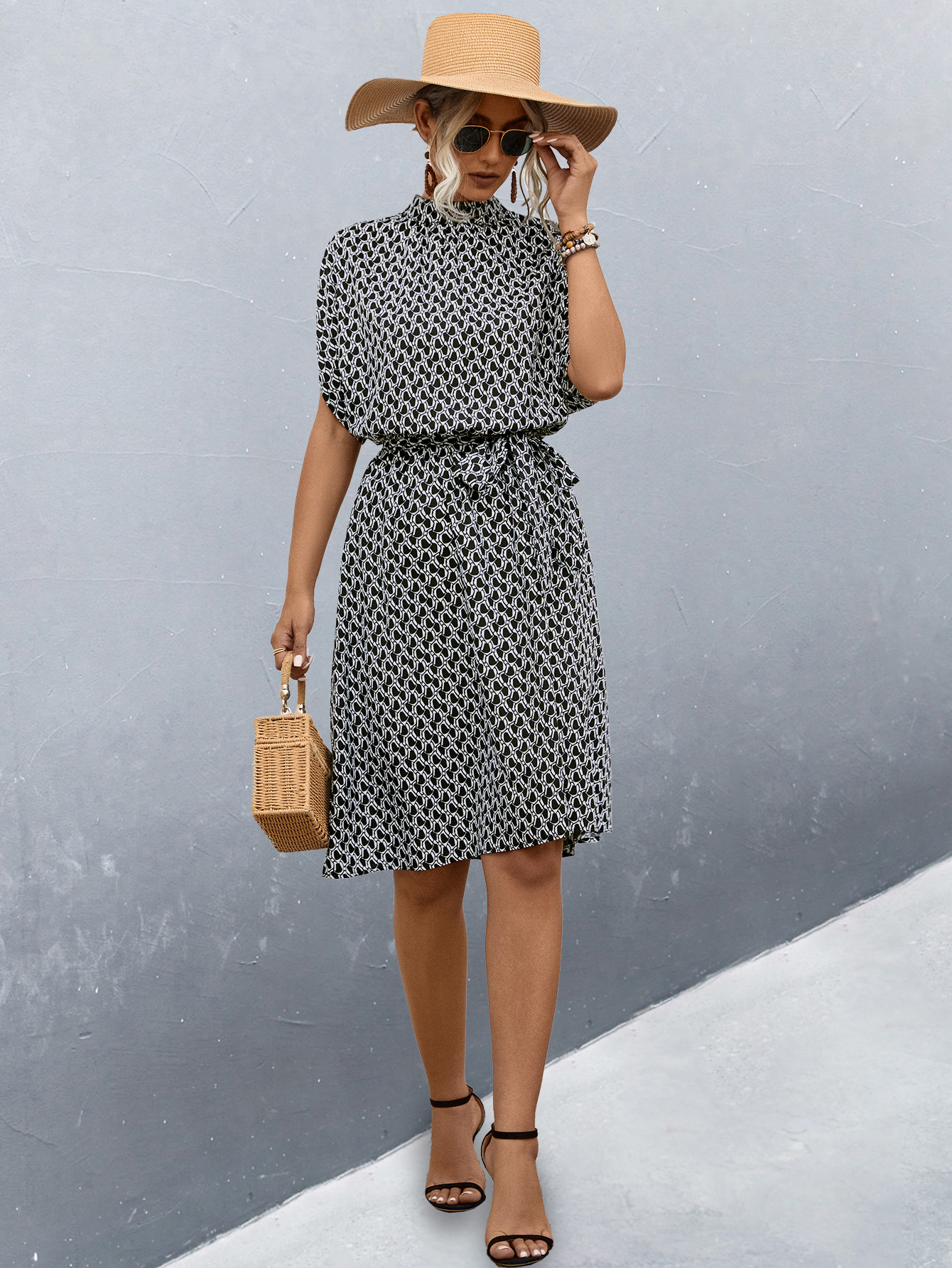 Šaty s celoplošnou potlačou a opaskom na jar a leto
