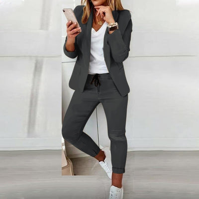 Valor | Eng anliegender Blazer und bequeme Hose mit Kordelzug