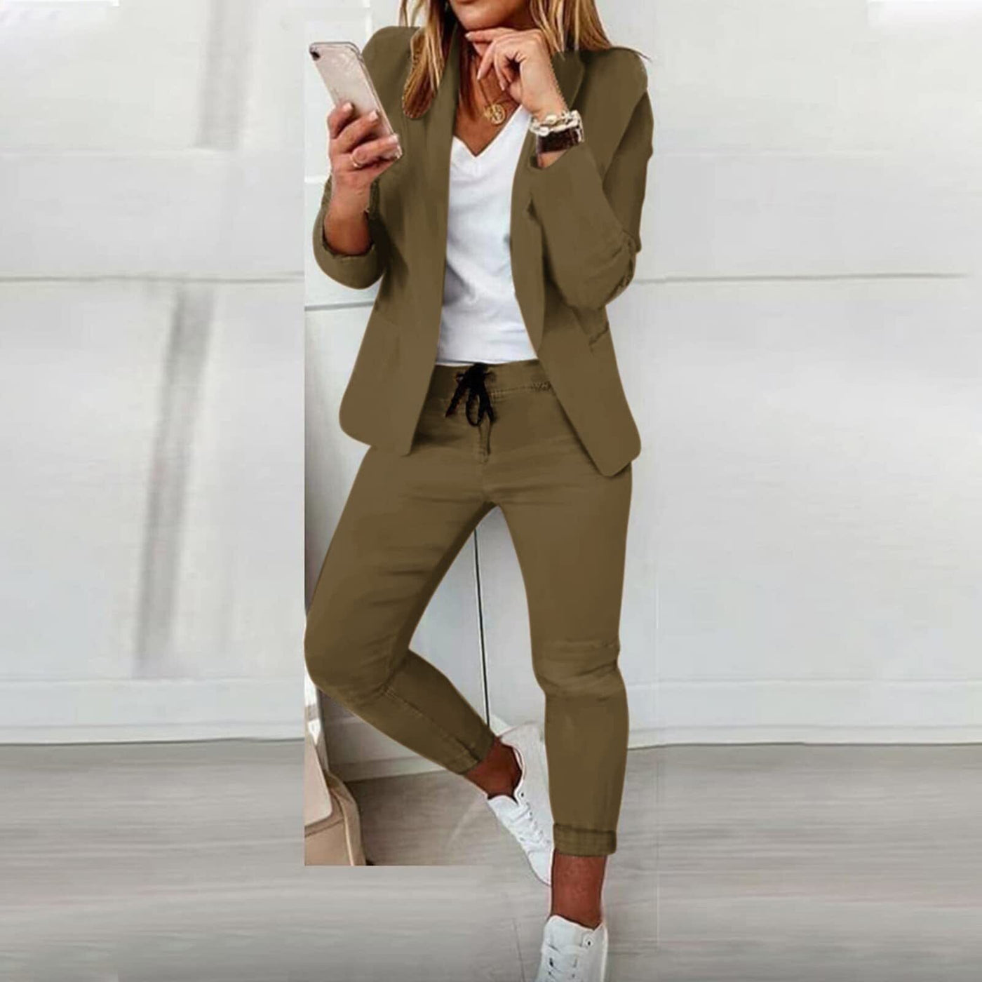 Valor | Eng anliegender Blazer und bequeme Hose mit Kordelzug