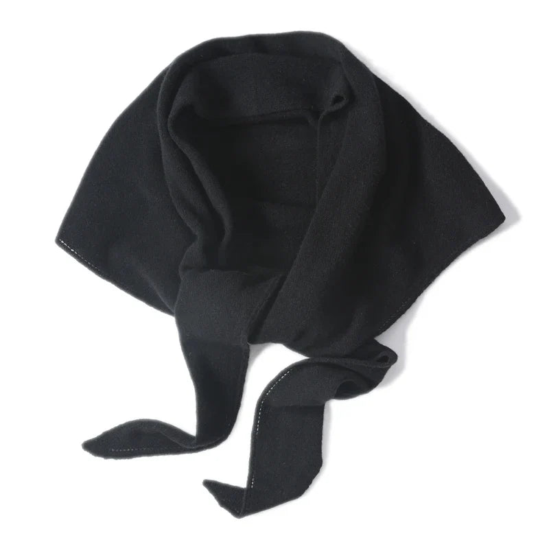 Elegante bufanda triangular de 100% lana: cálida y elegante para otoño e invierno.