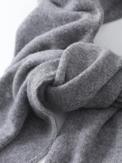 Elegante bufanda triangular de 100% lana: cálida y elegante para otoño e invierno.