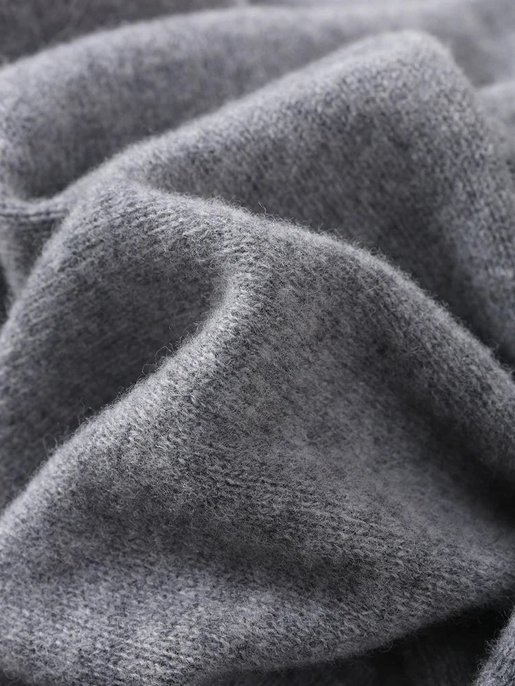 Elegante bufanda triangular de 100% lana: cálida y elegante para otoño e invierno.