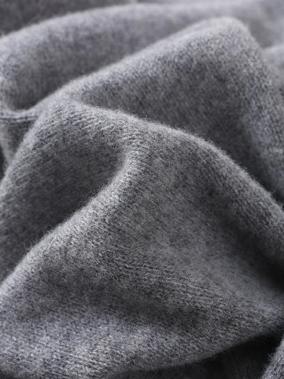 Elegante bufanda triangular de 100% lana: cálida y elegante para otoño e invierno.