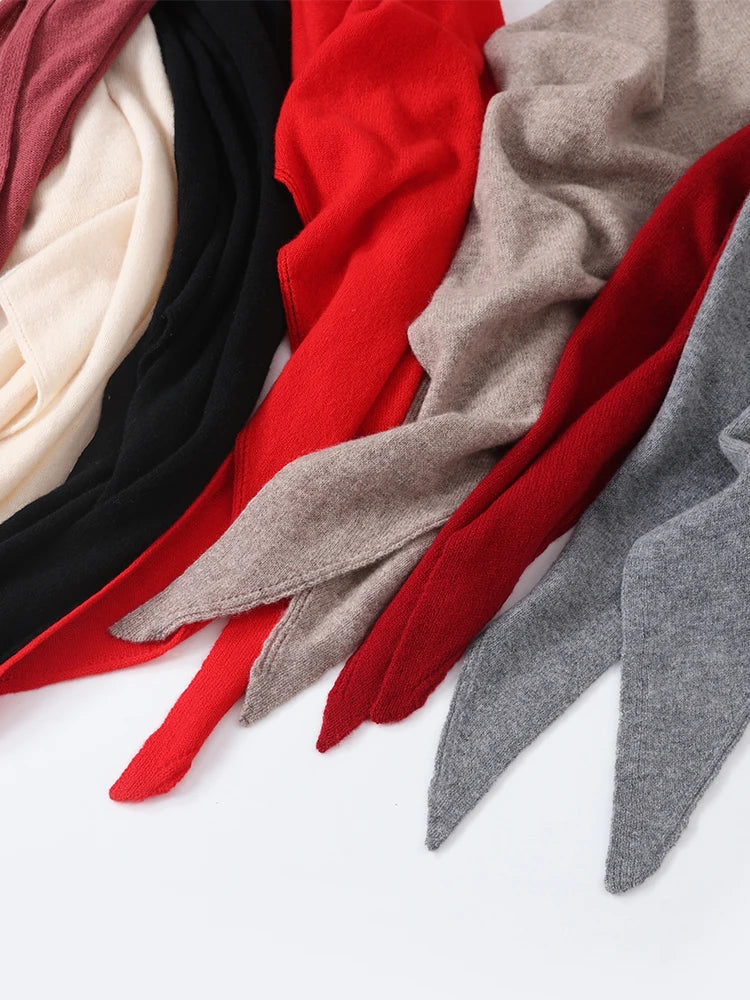 Elegante bufanda triangular de 100% lana: cálida y elegante para otoño e invierno.