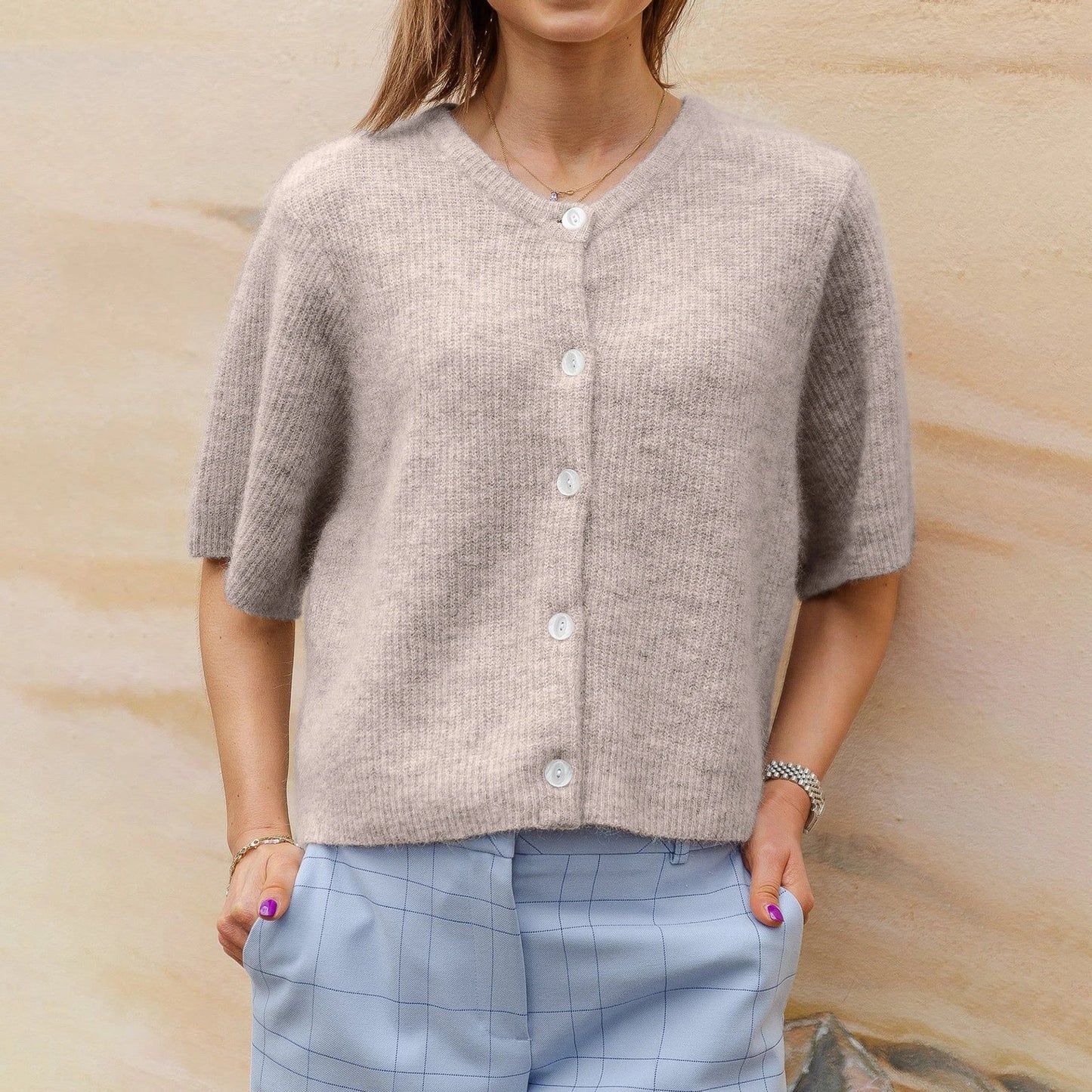 Short-sleeved crew neck cardigan for women | Ideal for all seasons