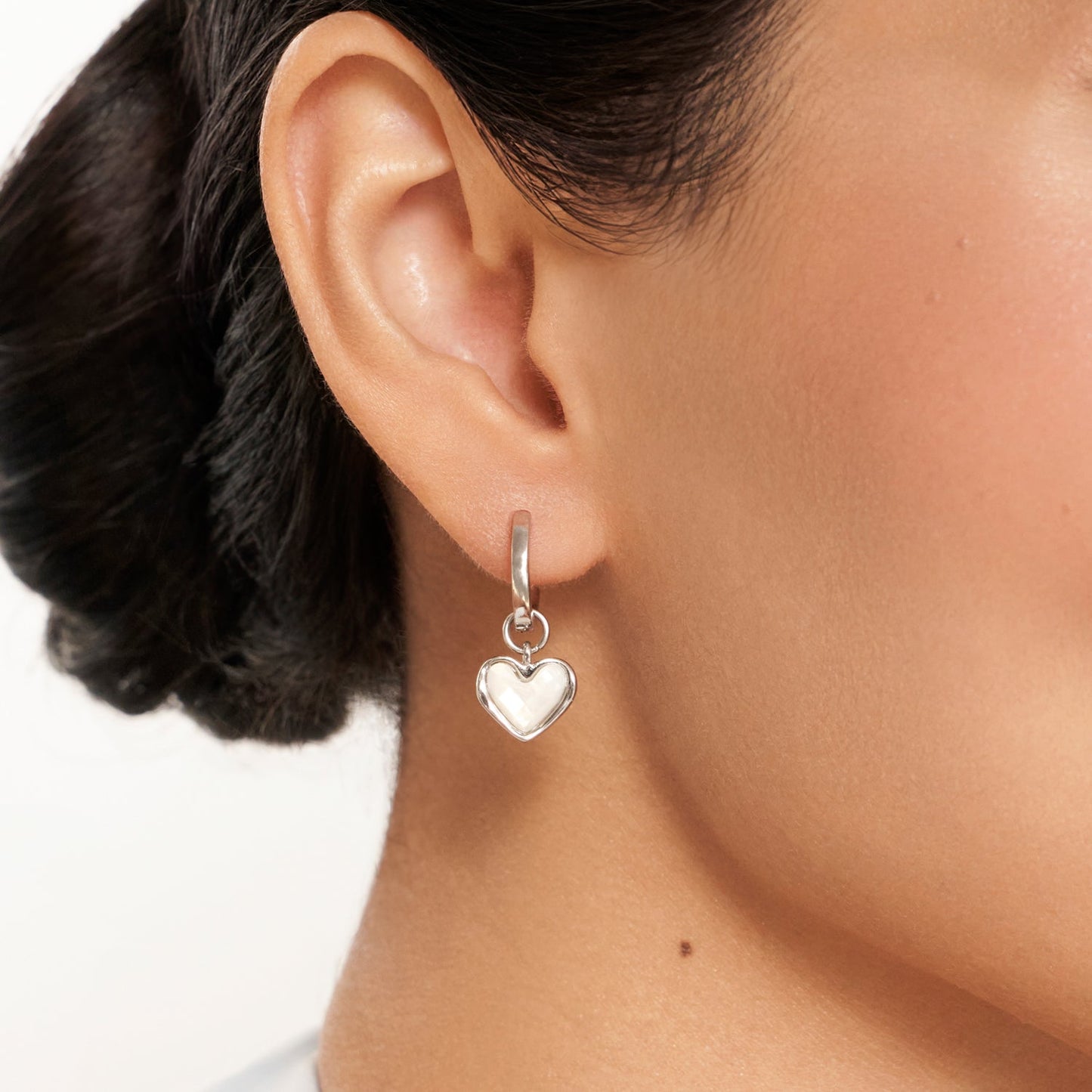 Biele náušnice srdce z kremeňa (striebro)