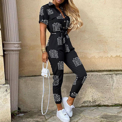 Damen Jumpsuit – Taillierter Schnitt mit Gürtel – Kurzarm – Streifenmuster – Knopfleiste