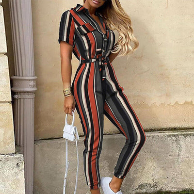 Damen Jumpsuit – Taillierter Schnitt mit Gürtel – Kurzarm – Streifenmuster – Knopfleiste