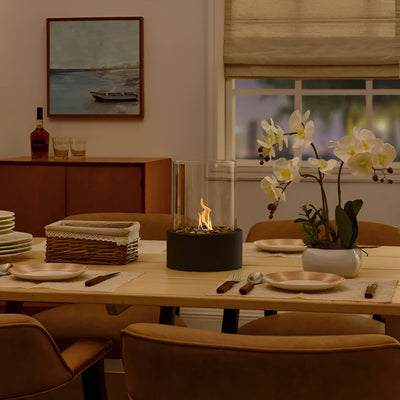 Lujolux | Elegante chimenea de mesa con base de metal negro