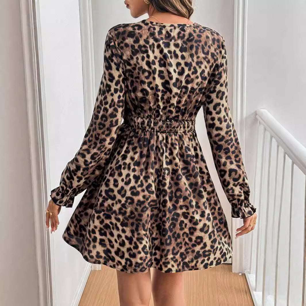 Robe à col en V avec motif léopard – Dentelle élégante & style sauvage